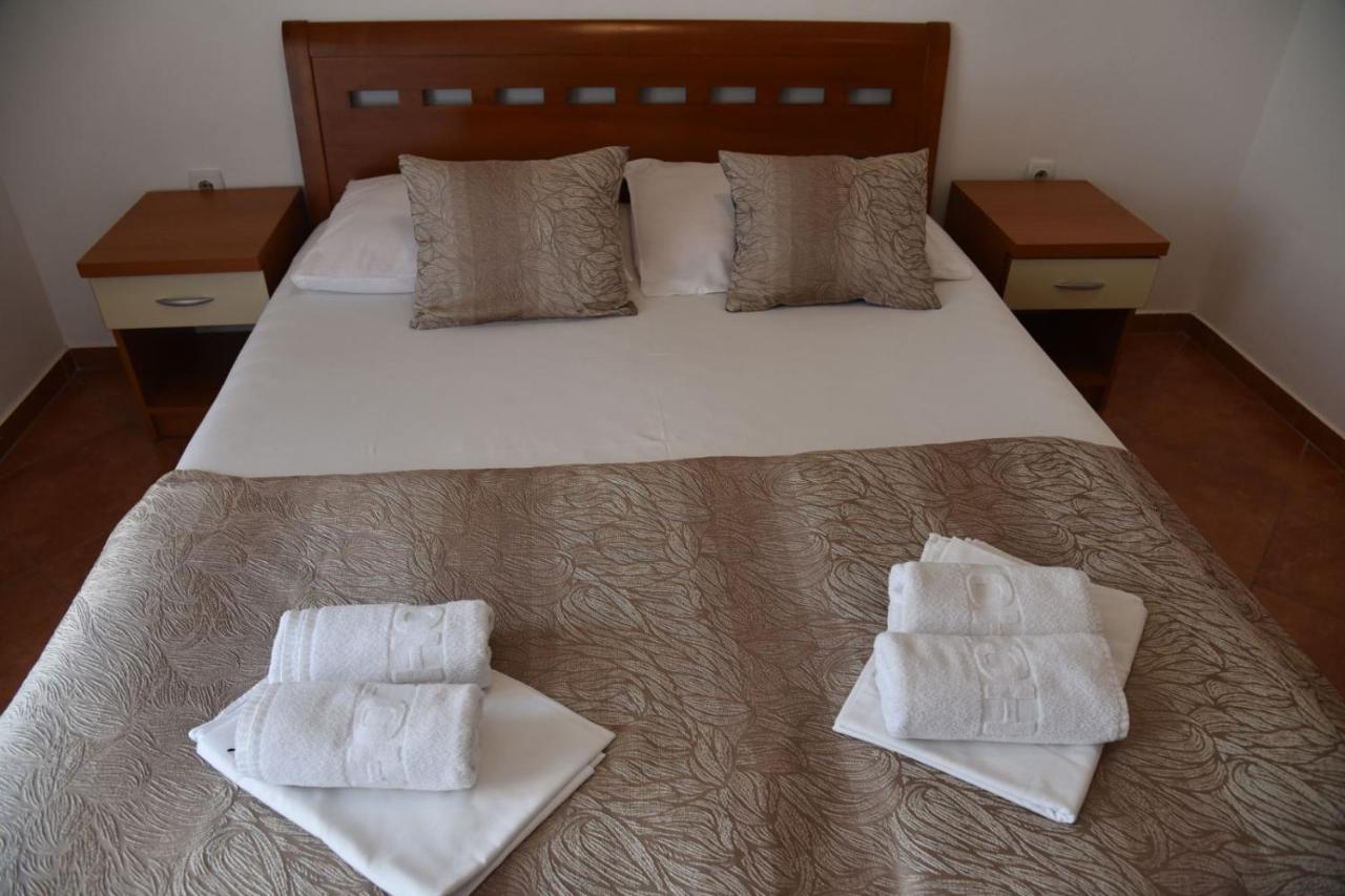 Guest House Zec บุดวา ภายนอก รูปภาพ