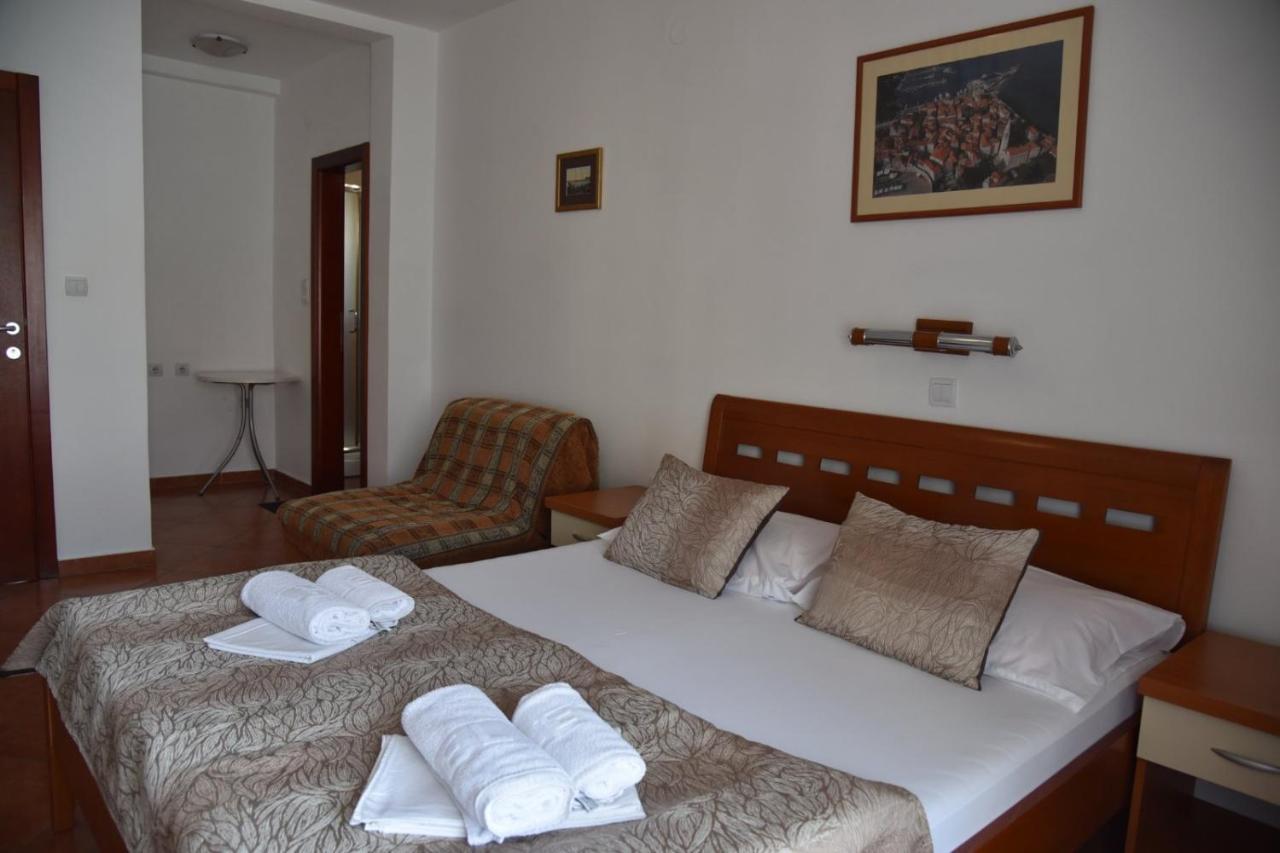 Guest House Zec บุดวา ภายนอก รูปภาพ