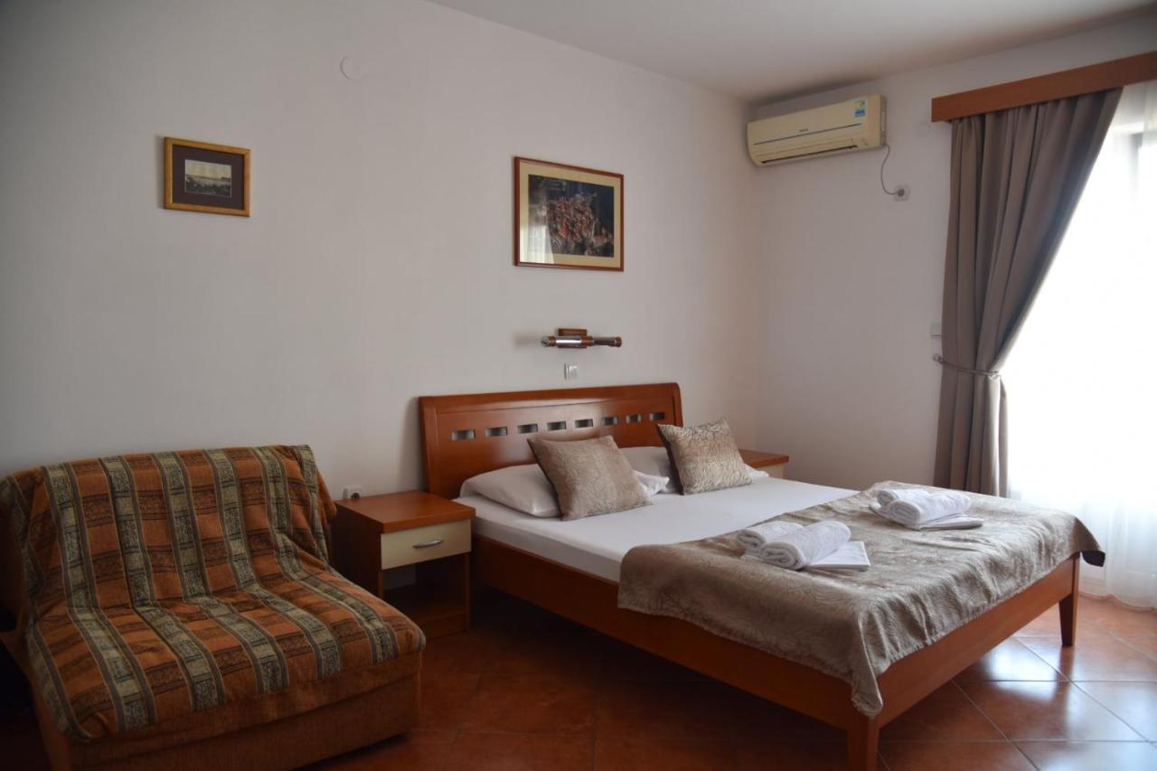 Guest House Zec บุดวา ภายนอก รูปภาพ