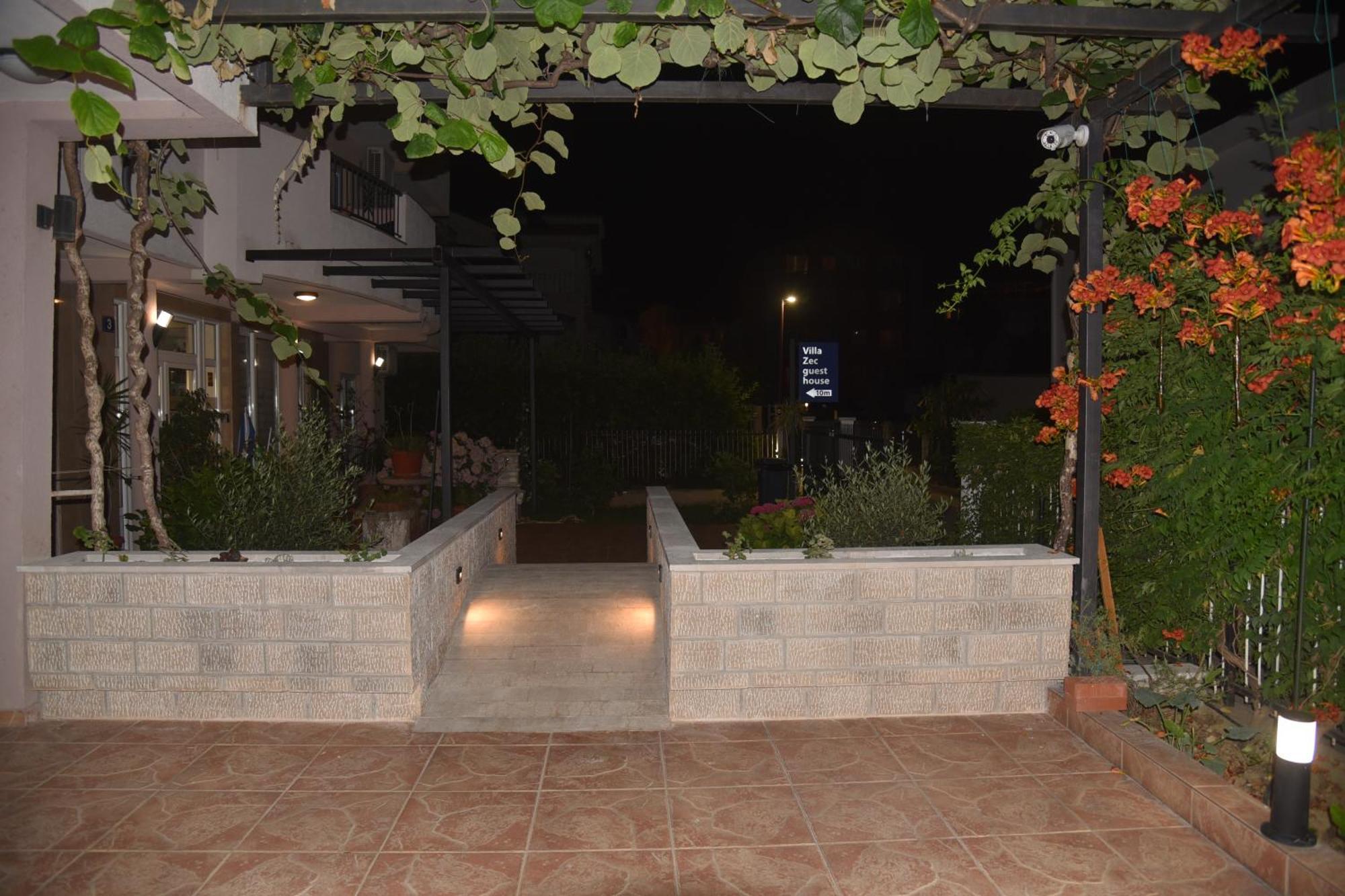 Guest House Zec บุดวา ภายนอก รูปภาพ