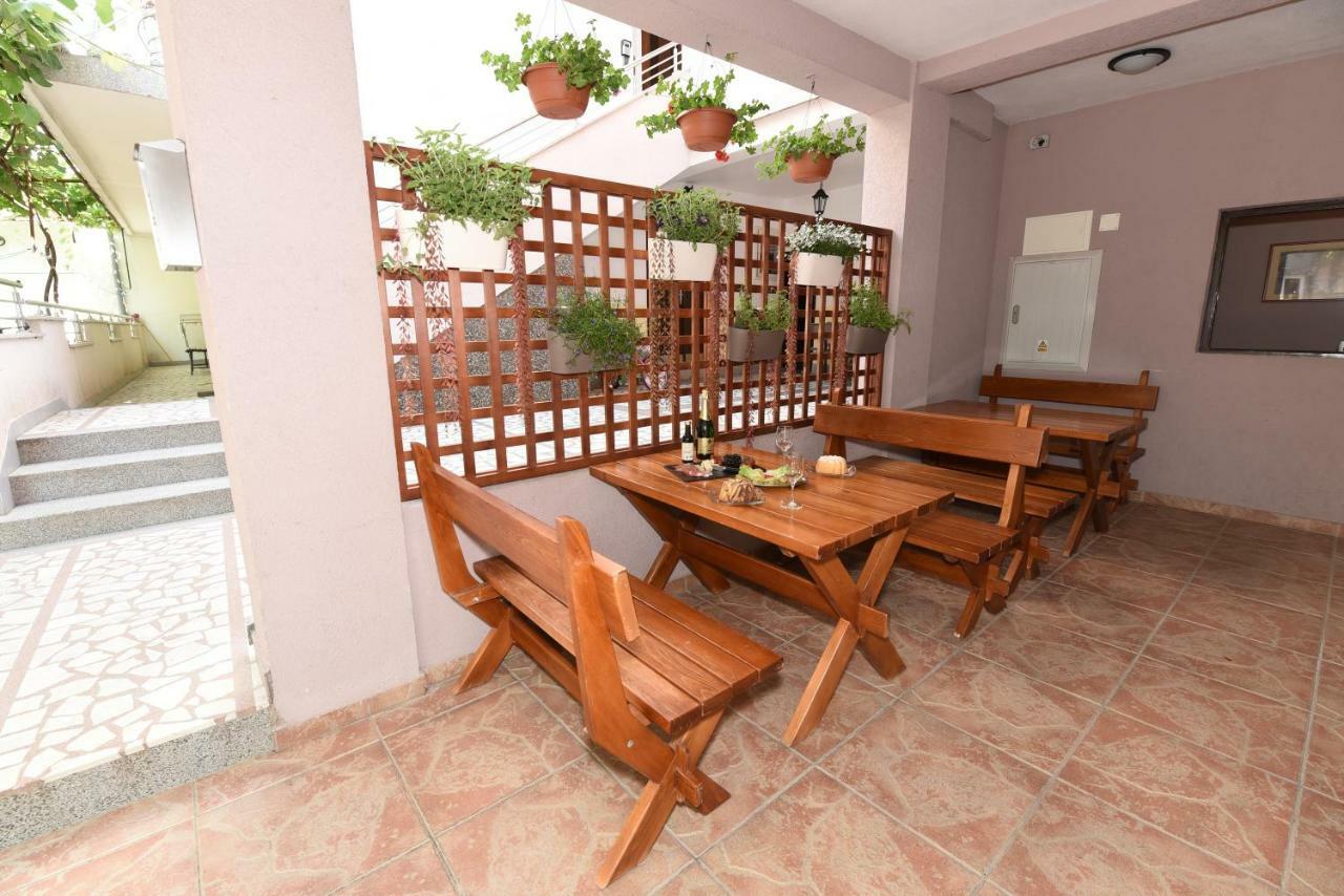 Guest House Zec บุดวา ภายนอก รูปภาพ